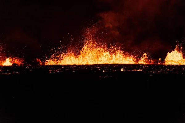 夜の火山噴火の空中写真 — ストック写真