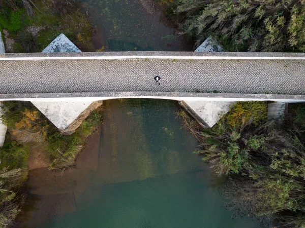 Vue Aérienne Une Personne Debout Sur Pont Dessus Rivière Entourée — Photo