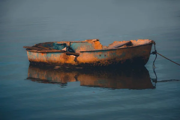 近くの湖の古い錆びたモーターボート — ストック写真