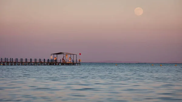 Ruhige See Und Hölzerne Anlegestelle Vor Dem Rosafarbenen Abendhimmel Bei — Stockfoto