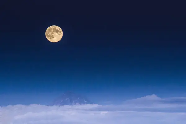 Красивая Фактурная Полная Сияющая Луна Голубом Ночном Небе — стоковое фото