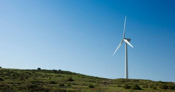 Eine Windkraftanlage Auf Einem Hügel Mit Blauem Himmel — Stockfoto