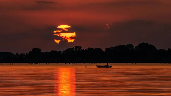 Захватывающий Вид Закатное Небо Над Человеком Лодке Рыбалка Озере Заднем — стоковое фото