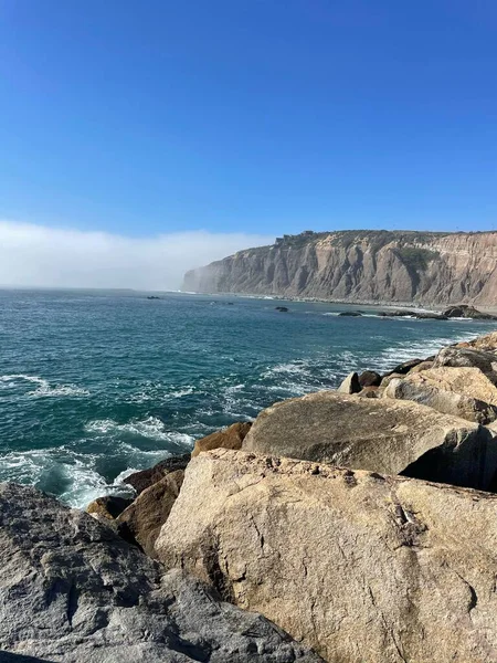 Eine Vertikale Schäumender Meereswellen Nähert Sich Dem Felsigen Strand Von — Stockfoto
