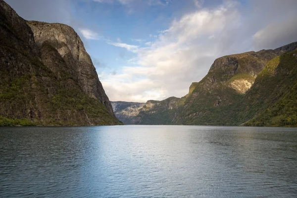 Malebný Pohled Obrovské Skalnaté Hory Zamračeném Pozadí Obklopeném Jezerem — Stock fotografie