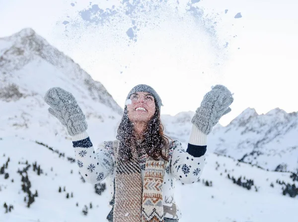 Uma Mulher Com Luvas Inverno Brincando Com Neve Estância Esqui — Fotografia de Stock
