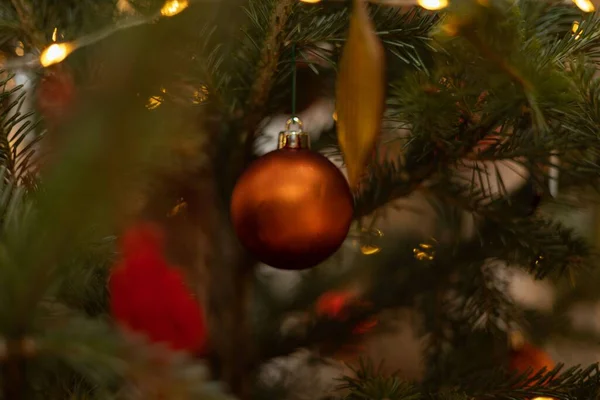 在圣诞树上一个金属红色球的特写镜头 — 图库照片