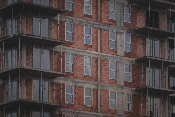 Yeni Yapılmış Pencereleri Olan Yarı Inşa Edilmiş Bir Apartman Manzarası — Stok fotoğraf