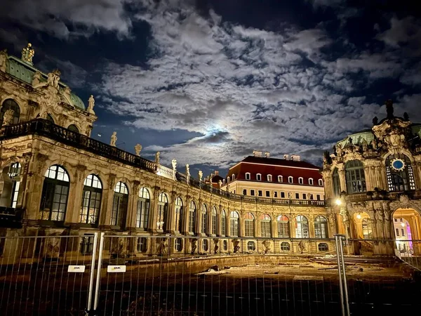 Вид Палац Цвінгера Дрездені Під Хмарним Небом Увечері Німеччина — стокове фото