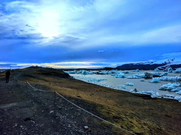Glaciares Derretendo Oceano Sob Céu Nublado — Fotografia de Stock