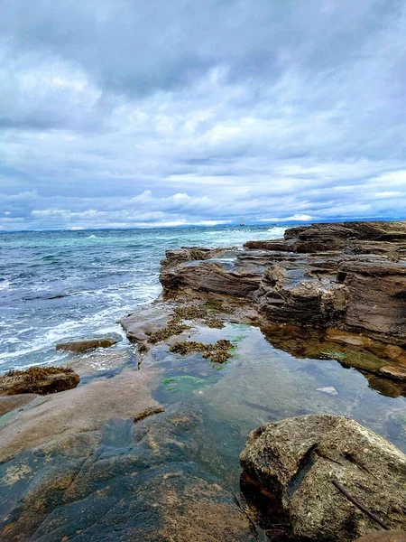 Güzel Bir Kayalık Deniz Manzarası Bulutlu Gökyüzünün Altında Dalgalar — Stok fotoğraf