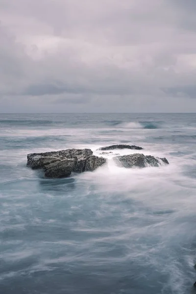 Bulutlu Bir Günde Güzel Bir Denizin Dikey Çekimi — Stok fotoğraf