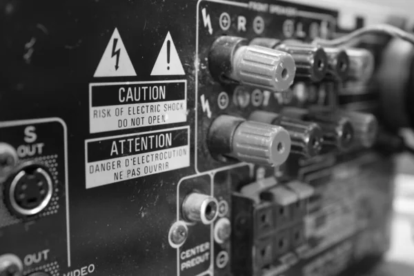 Nahaufnahme Eines Warn Und Aufmerksamkeitsschildes Elektrischen Geräten Graustufen — Stockfoto