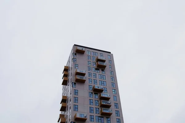 Egy Felhőkarcoló Épület Felhős Alatt — Stock Fotó