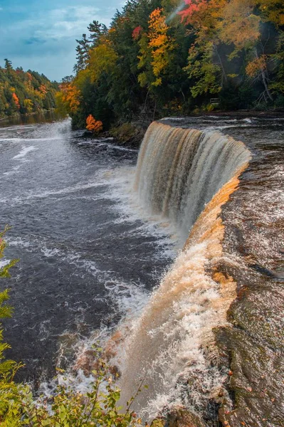 Ένα Κάθετο Του Μαγευτικού Καταρράκτη Tahquamenon Falls Στο Michigan Που — Φωτογραφία Αρχείου