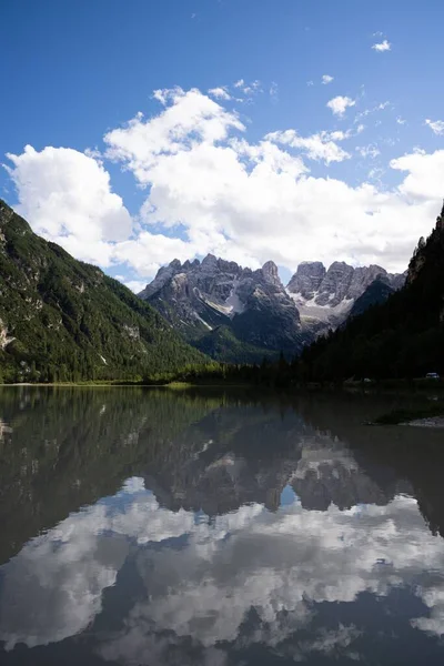 Uma Paisagem Com Lago Montanhas Dolomites Itália — Fotografia de Stock