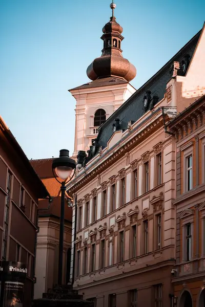 Romanya Nın Sibiu Kenti Çevresindeki Binaların Merkezindeki Kulenin Dikey Görüntüsü — Stok fotoğraf