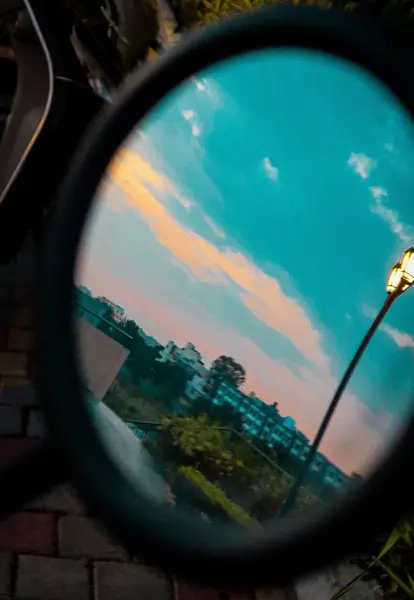Вертикальний Знімок Заходу Сонця Відображений Дзеркалі Автомобіля — стокове фото