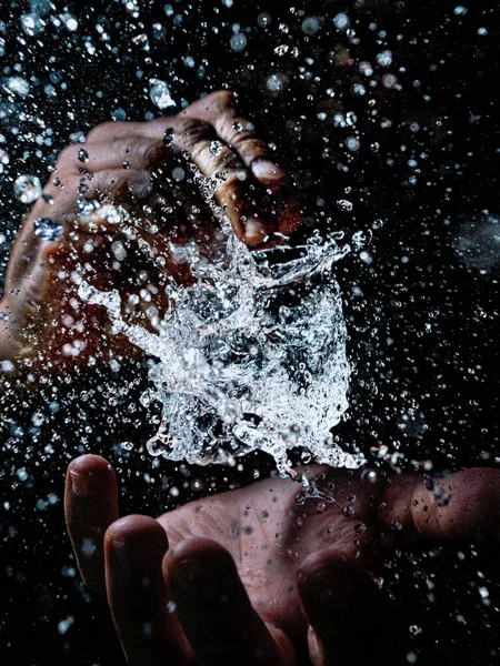 Dwie Męskie Ręce Rozpryskami Wody Środku — Zdjęcie stockowe