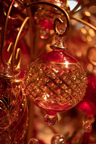 Una Vista Verticale Ravvicinata Ornamento Albero Natale Fatto Mano Rosso — Foto Stock