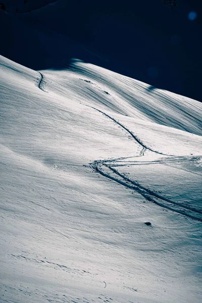 Svislý Záběr Sjezdovek Horách Pokrytých Sněhem Během Zimy — Stock fotografie