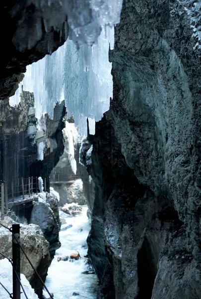 Ущелина Партнакламма Гарміш Партенкірхені Німеччина Льодом Висить Краю Скель — стокове фото