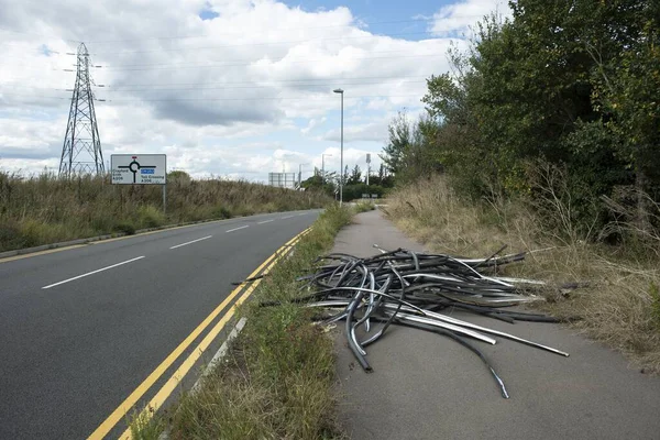 Sarung Kabel Yang Tidak Digunakan Dibuang Trotoar Daerah Perkotaan Kent — Stok Foto