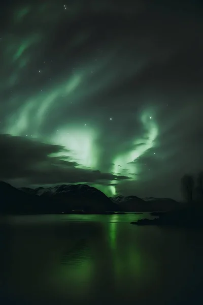 Kuzey Işıkları Nın Gece Bir Denizin Üzerindeki Yansımasının Dikey Görüntüsü — Stok fotoğraf
