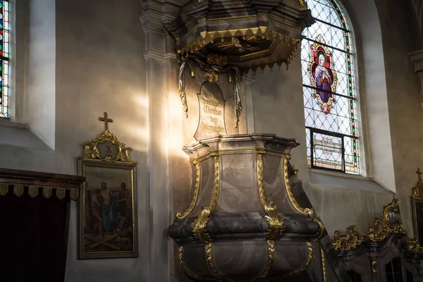 Luce Nella Chiesa Illumina Pulpito Altare — Foto Stock