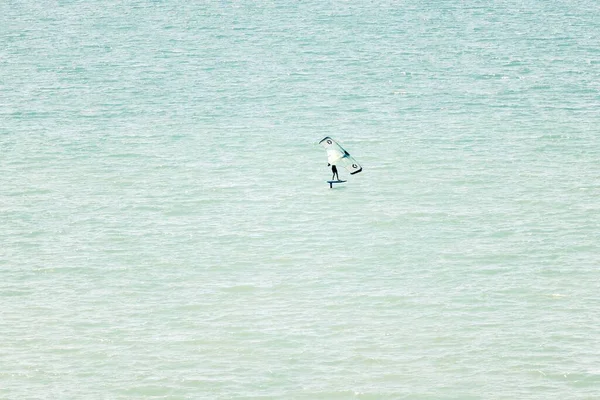 Uma Pessoa Que Pratica Windsurf Tranquila Paisagem Marítima Azul Turquesa — Fotografia de Stock