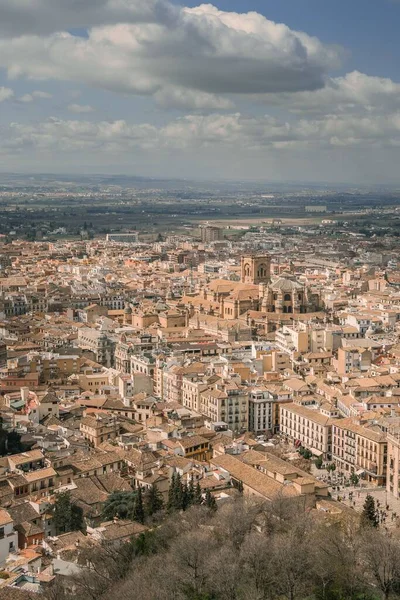 Uma Vista Aérea Casas Edifícios Altos Cidade Velha Granada Andaluzia — Fotografia de Stock