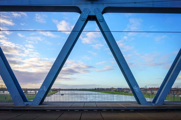 Eine Metallkonstruktion Einer Brücke Über Einen Fluss Vor Blauem Himmel — Stockfoto