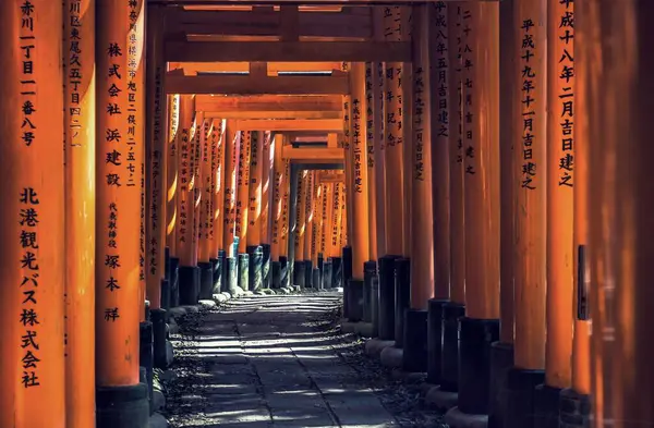Les Portes Rouges Torii Avec Écriture Dessus Dans Sanctuaire Fushimi — Photo