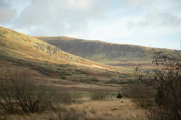 青い空とウェールズの野生植物と緑の丘のスノードニアの風景 — ストック写真