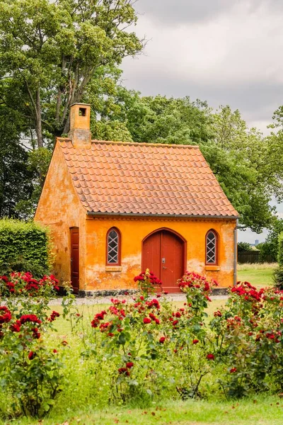 Een Verticaal Shot Van Een Oranje Huis Met Bomen Achtergrond — Stockfoto