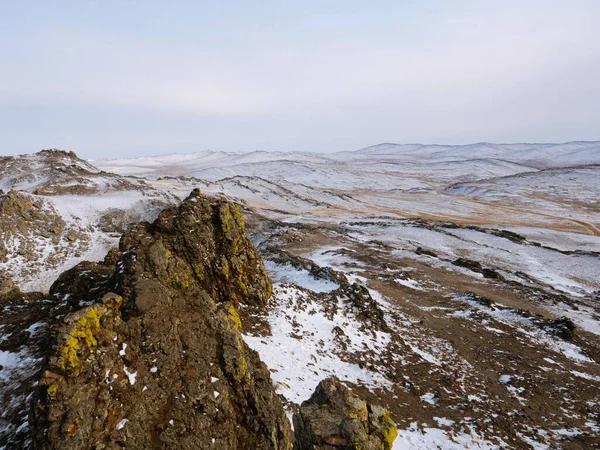 明るい空に対する山の上に雪の景色 — ストック写真
