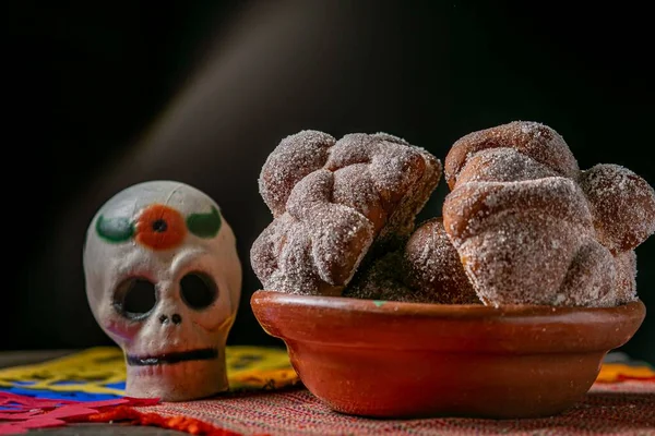 メキシコの砂糖の頭蓋骨を背景にメキシコの死者の伝統的なパンのクローズアップショット — ストック写真