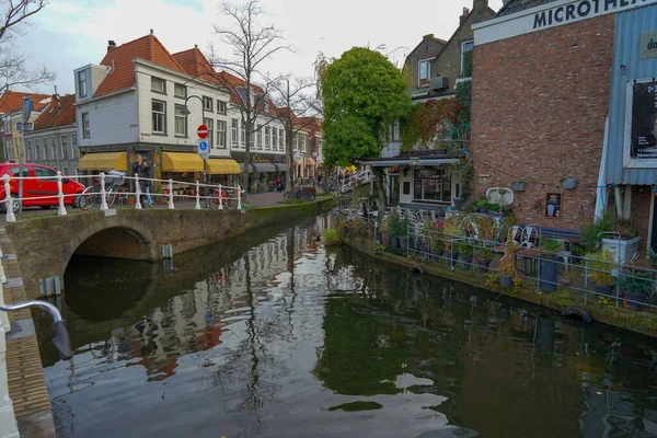 Odraz Tunelu Kanálu Blízkosti Centra Města Delft Obklopen Budovami — Stock fotografie