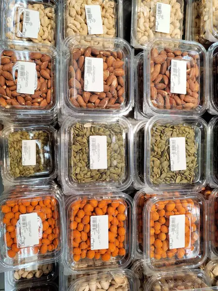 Eine Vertikale Ansicht Von Trockenfrüchten Und Nüssen Verpackt Kunststoffboxen — Stockfoto