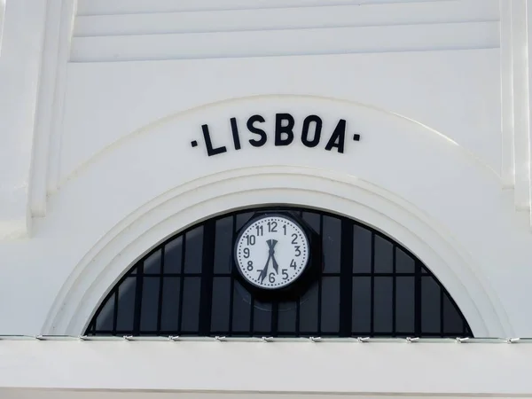 Close Edifício Branco Com Palavra Lisboa Relógio — Fotografia de Stock