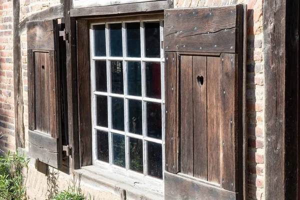 在一座乡村房屋的窗户上拍下了一张由Olf木制百叶窗构成的特写镜头 — 图库照片