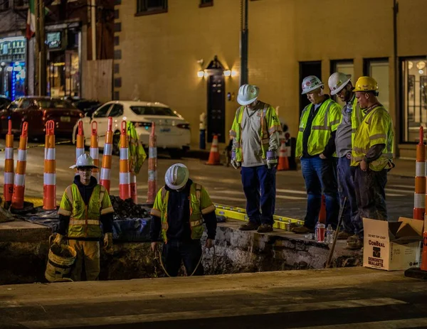 Eine Gruppe Arbeiter Bei Der Arbeit Einem Schacht Der Innenstadt — Stockfoto