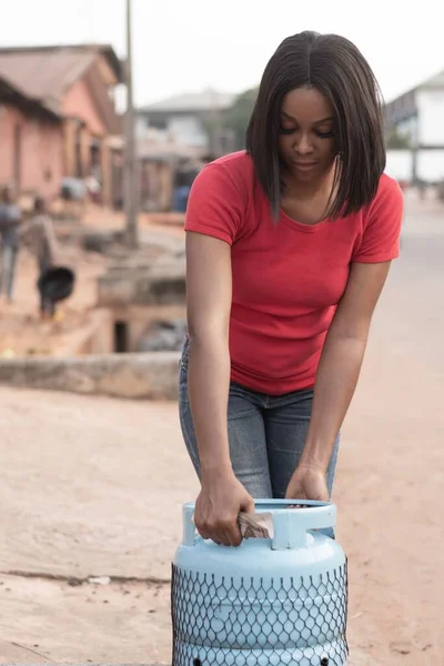 Pretty Young Nigerian Woman Going Fill Her Gas Cylinder — Stock Photo, Image