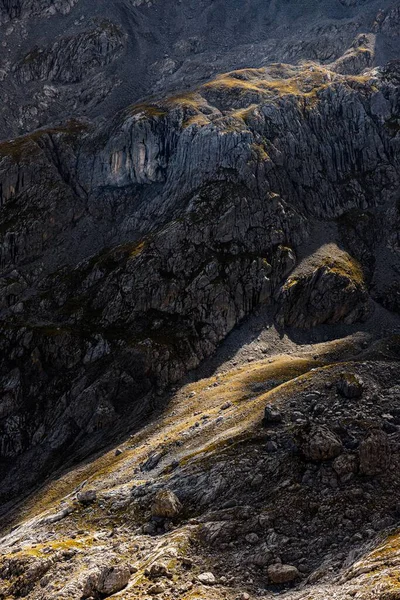 冬の間の美しい山々の垂直ショット — ストック写真