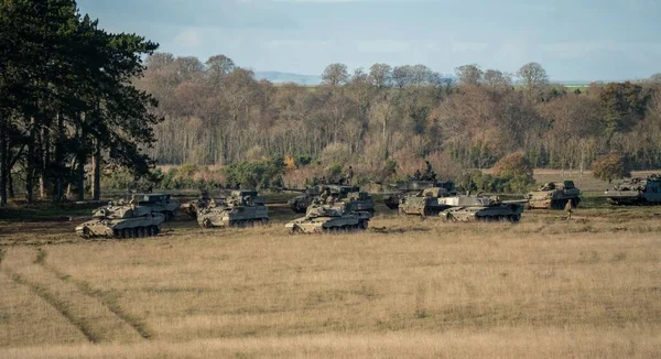 Bir Savaş Tankı Filosu Bir Tarlada Hareket Ediyor — Stok fotoğraf