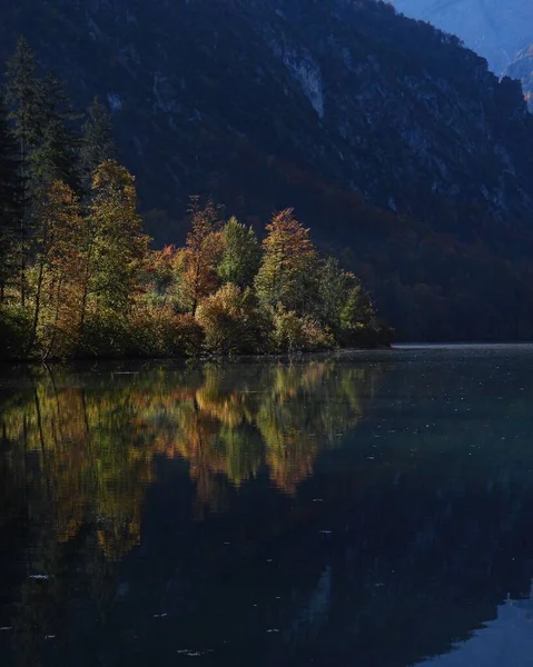 Uma Vista Panorâmica Lago Reflexivo Com Uma Montanha Costeira Árvores — Fotografia de Stock