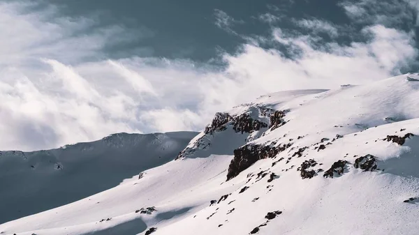 Luftaufnahme Eines Schneebedeckten Berggipfels Einem Sonnigen Tag Mit Wolken Darüber — Stockfoto