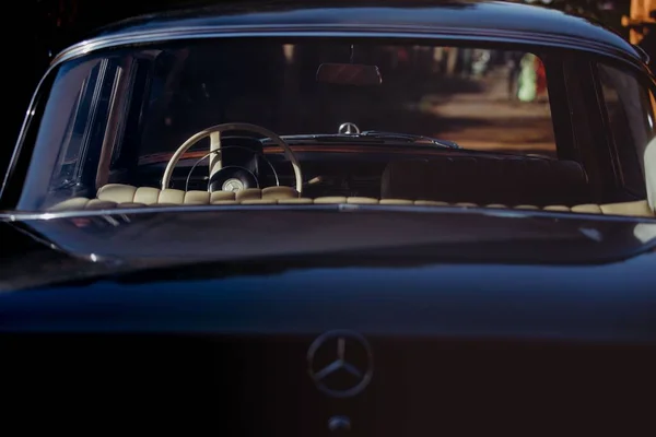 Крупним Планом Знімок Багажника Mercedes Benz 220S Років Логотипом Припаркованим — стокове фото