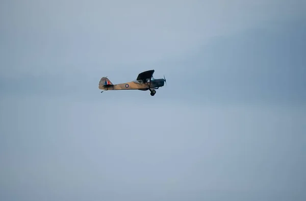 ヴィンテージ軍用連絡機と観測機が青い灰色の秋の空に上昇 — ストック写真
