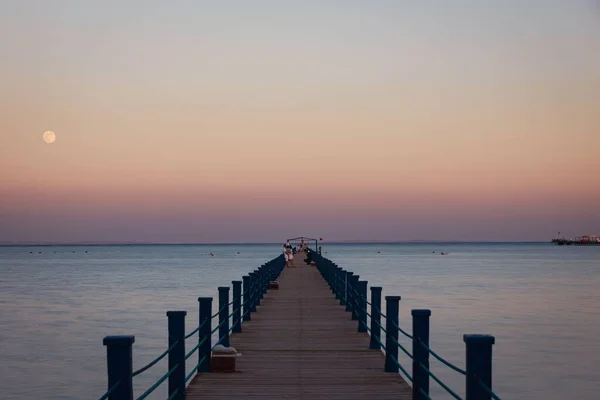 Ruhige See Und Hölzerne Anlegestelle Vor Dem Rosafarbenen Abendhimmel Bei — Stockfoto